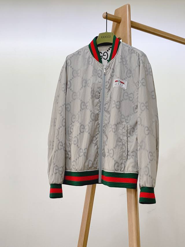 Gucci 古驰 2024Ss早春新品 休闲夹克外套，客供锦纶聚酯纤维棉混纺材质，器械型细点针织而成，纹理的造就基能非常清晰，质感柔软光滑，透气舒爽，对比色拼接