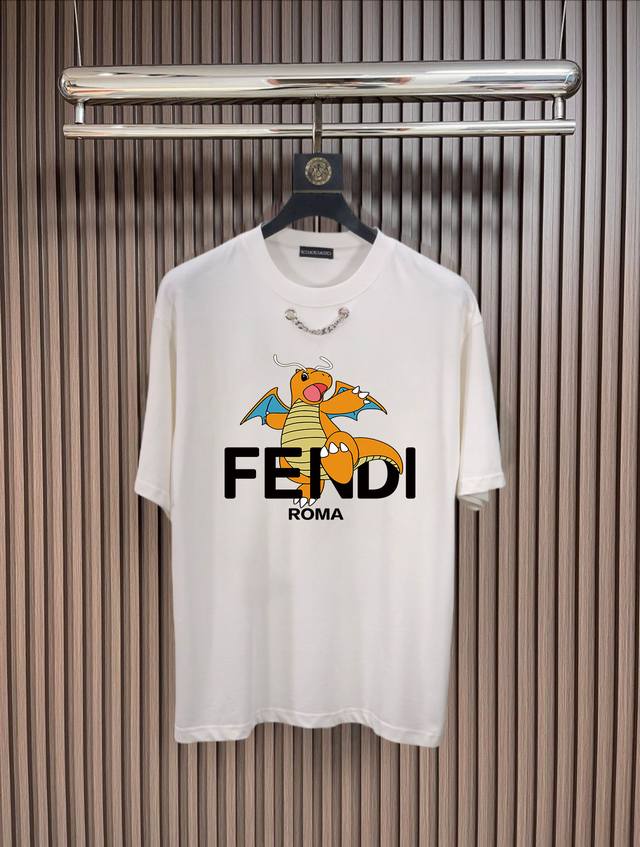 Fendi 2024春夏高品质高克重短袖t恤，顶级原单品质，当下最新工艺要求，顶级订单要求车线做工，超级好搭配，顶级定制，搭配整件细节 ，品质及剪裁设计都堪称一