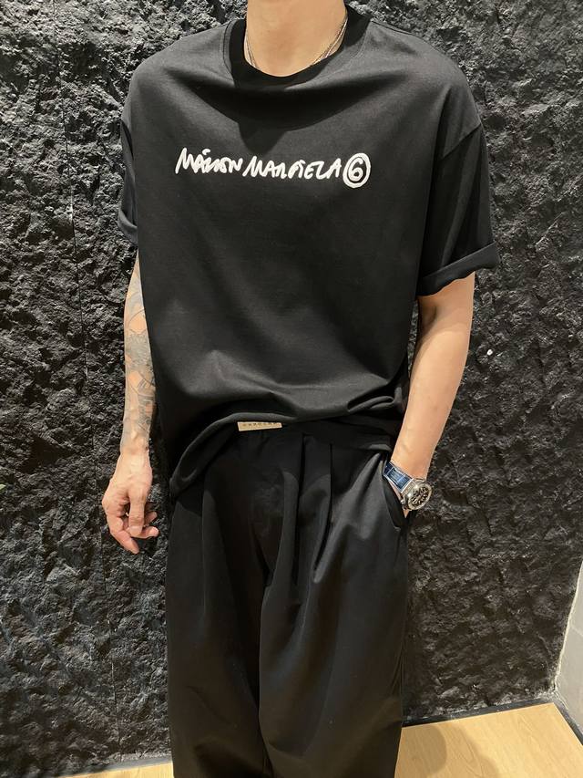 Maison Margiela 马吉拉mm6 胸前字母印花简约休闲短袖t恤男女款 这款maison Margiela Mm6胸前字母印花简约休闲短袖t恤，设计简 - 点击图像关闭