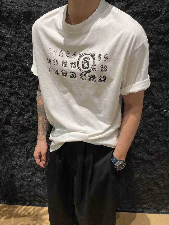 Maison Margiela 模糊数字日历印花短袖男 Mm6马吉拉 休闲t恤女 Maison Margiela的模糊数字日历印花短袖，以其独特的设计感和高品质