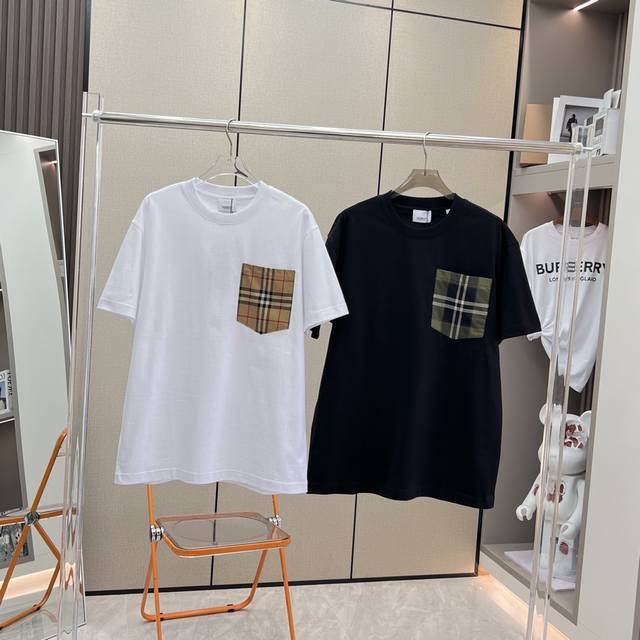 图片版本 Burberry2023口袋格纹拼接棉质宽松t 恤衫！ Bur王牌尖货，镇店之宝 春夏系列，经典的格纹裁片设计，高端百搭大气款，男女同款棉质圆领短袖