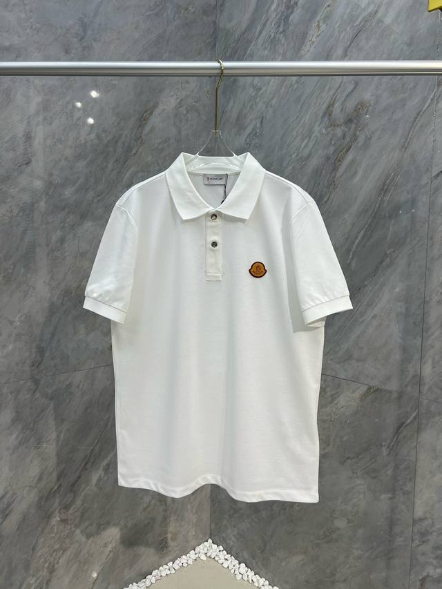 Moncler 蒙口24Ss新款男士皮革标识logo翻领短袖polo衫，正面皮革品牌元素徽标堪称百搭单品，彰显品牌辨识度，极简风格设计透露出高级百搭的气质，五金