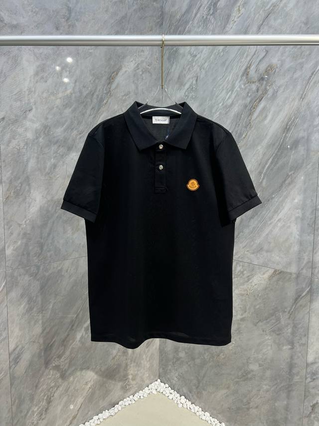 Moncler 蒙口24Ss新款男士皮革标识logo翻领短袖polo衫，正面皮革品牌元素徽标堪称百搭单品，彰显品牌辨识度，极简风格设计透露出高级百搭的气质，五金