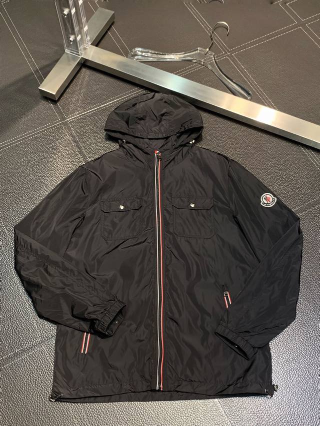 蒙口moncler 独家专供新款原单男士休闲夹克外套。高端定制 高版本 时尚百搭爆款立体经典logo设计 手感超柔软细腻 穿着亲肤舒适 高端精品 代工厂精细做工