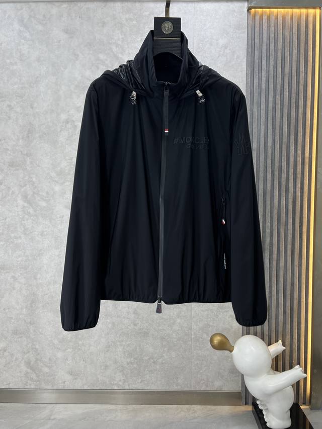 Moncler 蒙口 2024Ss早春新品 休闲连帽夹克外套，此单品自带高级时髦标签，即通勤亦休闲混搭，无年龄层次限定，可以诠释出超具型格的都市精英感，属于驾驭