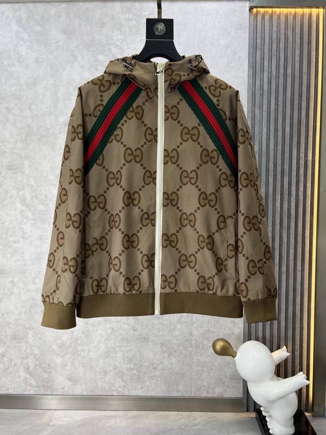 Gucci 古奇 2024早春新款上市 原单狠货 意大利进口面料时尚夹克风衣外套。欧洲专柜同步，上身更随意大方，专柜原版五金奢华高档定制配饰新作！奢华品牌特质l