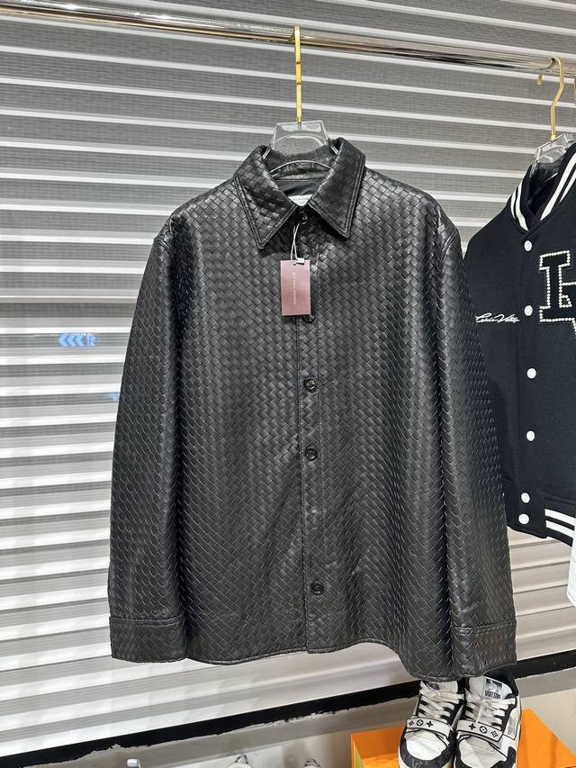 Bottega Veneta Bv宝缇嘉休闲皮夹克、土耳其进口绵羊皮材质柔软舒适透气保暖、搭配天然牛角扣 全身采用纯手工编织出货量极慢、精工出细活立体生动造标杆