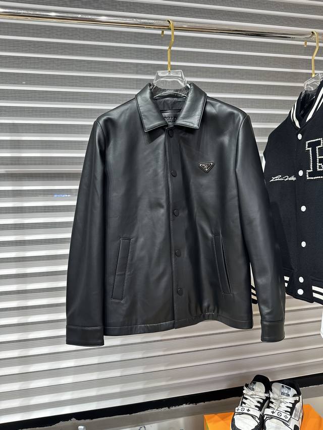 秋冬新品 Prada 普拉达 官方单品 羊皮夹克 高版本 采用土耳其进口绵羊皮 Size ：48-56