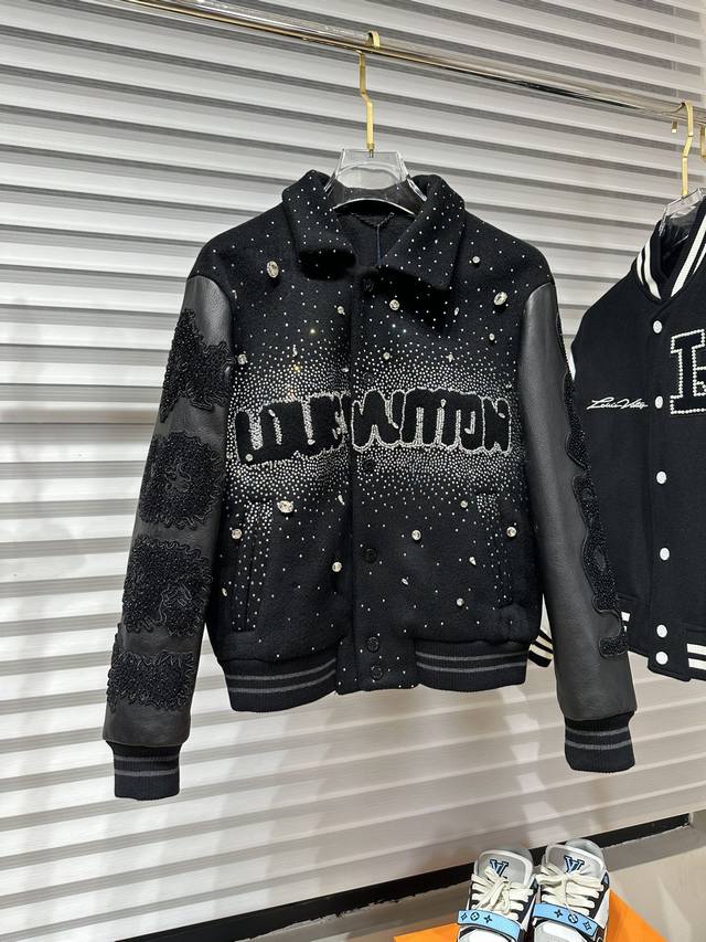 Lv 新品满钻棒球服 重磅推荐超级难做的一款 产量极低 先订先拿到货 重工满钻款 高定系列 此款用料十分考究 考虑到有钻怕影响舒适度 此款身上为100%绵羊毛面