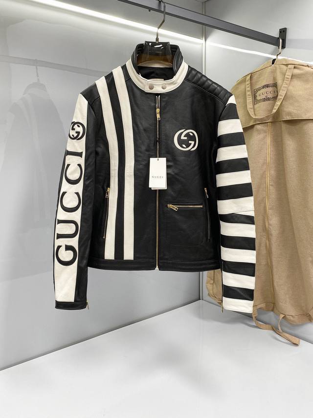 Gucci2023秋冬新款黑白经典撞色机车皮夹克情侣款 Gucci高级感满满，设计感满满的一款机车皮夹克。喜欢跳跃，乐于表达的态度。展露无疑。不管不顾就这么撞进