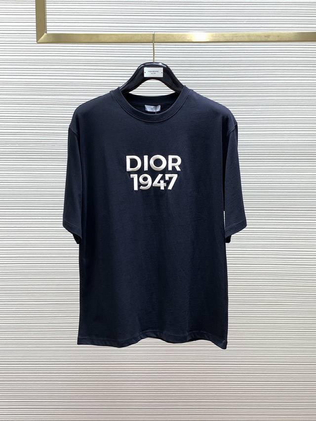 Dior 迪奥， 2024初夏新品，专柜同步有售，简约时尚圆领短袖t恤，原版进口面料，舒适透气，顶级刺绣工艺字母图案装饰logo，独特设计，上身时尚帅气！2色推