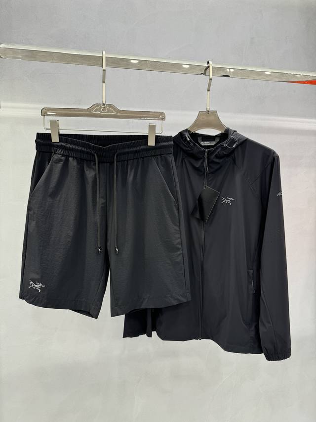 短袖 。短裤 。长裤 。外套 Arcteryx*始祖-鸟户外速干运动休闲短裤沙滩裤冲浪裤，高订款推荐！这款短裤材质柔软，炎热的夏天也能保持清爽舒适。面料轻盈耐用