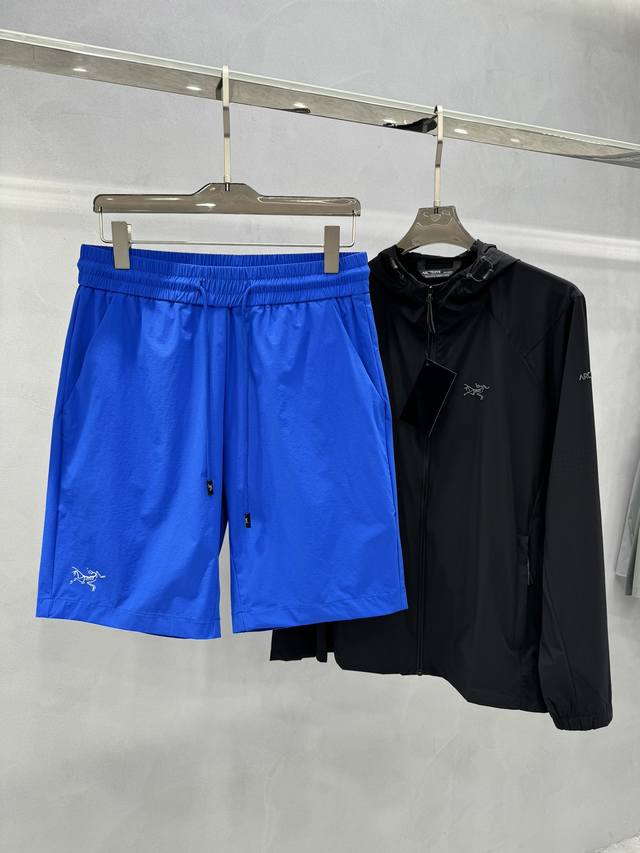 短袖 。短裤 。长裤 。外套 Arcteryx*始祖-鸟户外速干运动休闲短裤沙滩裤冲浪裤，高订款推荐！这款短裤材质柔软，炎热的夏天也能保持清爽舒适。面料轻盈耐用