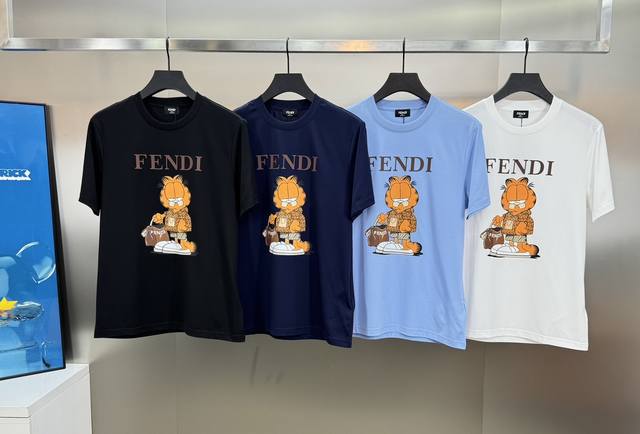 加菲趣味..Fend*I芬-迪24春夏新款圆领短袖.....非常趣味的即视感！！！胸前多层工艺标费时费工，每一件都是难得的高品。。客供100%丝光棉面料舒适柔软