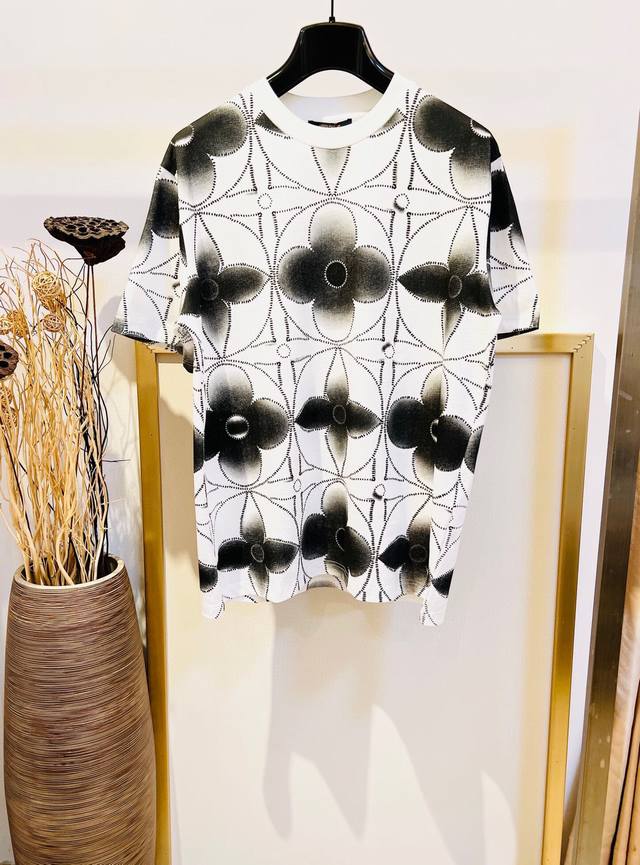 Size：S M L码 男女同款 1V 路易家 2023早春订货会系列满幅手绘品牌logo前后幅活性印花t 恤 本款 T 恤依托活性数码印花工艺，令本款呈现立体