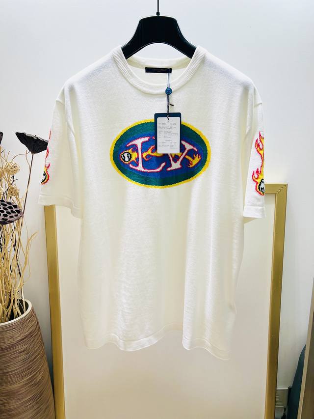 Psize Xs S M L 男女同款 1V路易家2023Fw 球尾火焰针织短袖圆领衫 本款 T 恤将嵌花 L* 标识置于胸前，再将球尾火焰图案延续至衣袖。柔软