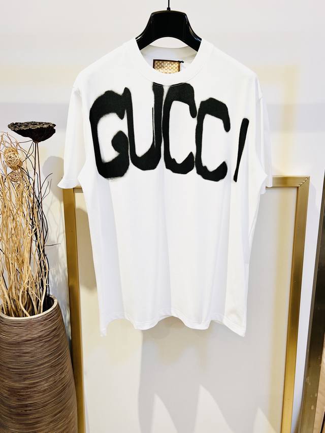 Size：Xs-L 灰 白两色 Gucc* X Balenciag*联名自从不久前传出消息后就炸开了时尚圈，终于在guc*在igtv上发布的新品大秀“Aria”