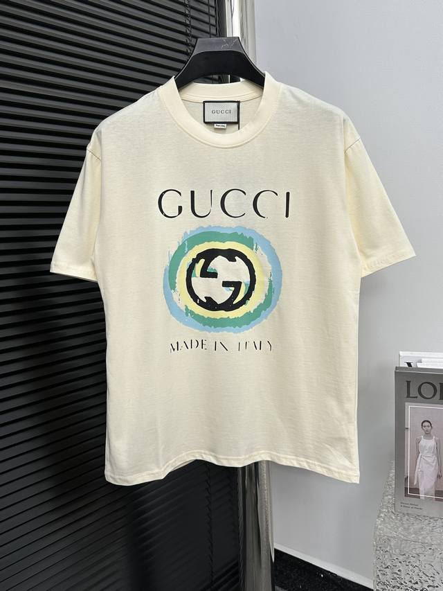 Gucci 古驰 2024Logo经典短袖 270克同缸染面料 手感舒适 春夏最新砖柜同步 时尚又个性 超级百搭 男女同款 人手必备 颜色: 黑色 杏色 尺码：