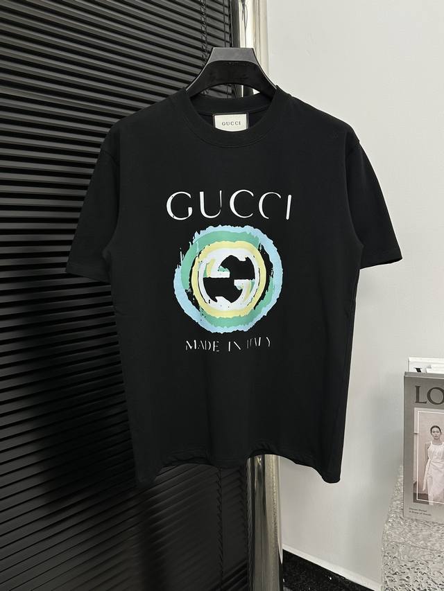 Gucci 古驰 2024Logo经典短袖 270克同缸染面料 手感舒适 春夏最新砖柜同步 时尚又个性 超级百搭 男女同款 人手必备 颜色: 黑色 杏色 尺码：