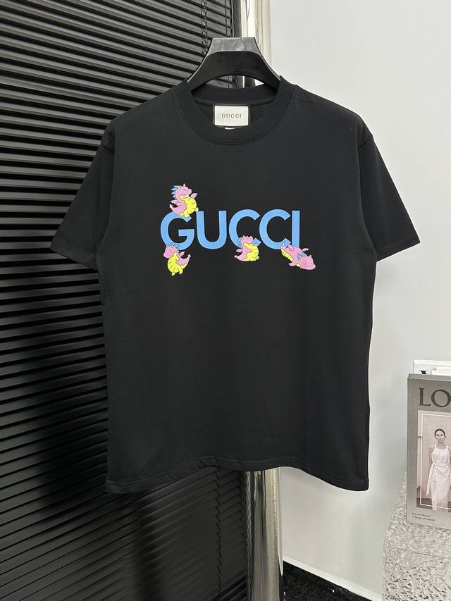 Gucci 古驰 2024春夏新款龙年限定短袖 270同缸染面料 手感舒适 春夏最新砖柜同步 时尚又个性 超级百搭 男女同款 人手必备 颜色: 黑色 杏色 尺码