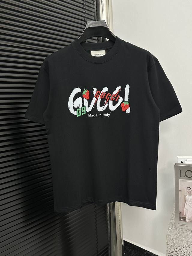 Gucci 古驰 2024字母logo经典短袖 270克同缸染面料 手感舒适 春夏最新砖柜同步 时尚又个性 超级百搭 男女同款 人手必备 颜色: 黑色 白色 尺