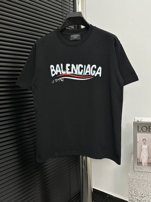 Balenciaga 巴黎2024新款字母logo短袖t恤 数码直喷印花工艺 网红明星同款 采用270双纱纯棉面料手感非常舒服 时尚又个性 超级百搭好看的一款t