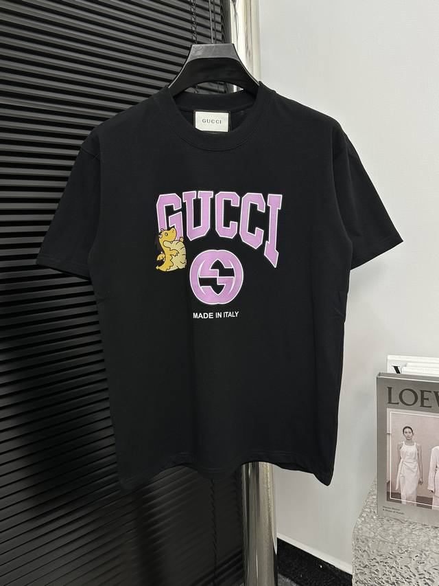 Gucci 古驰 2024春夏新款龙年限定短袖 高克重纯棉双纱面料 手感舒适 春夏最新砖柜同步 时尚又个性 超级百搭 男女同款 人手必备 颜色: 黑色 杏色 尺