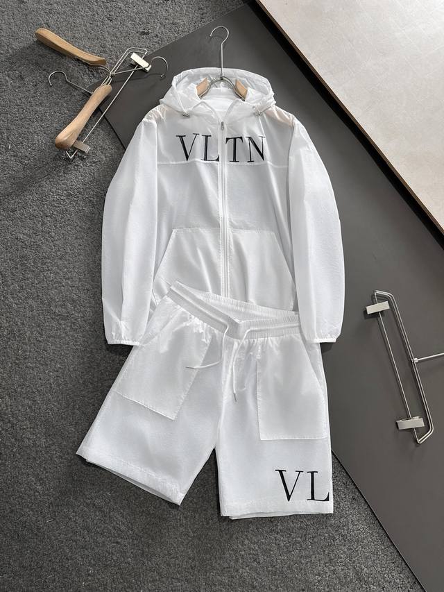 Vltn 2024春夏男女同款套装！今年的专柜新品，男士超软面料帅酷爆款 防晒衣外套。时尚都市百搭款，今年必定超火爆，夏季必备神器，速干衣，携带方便，折叠起来是