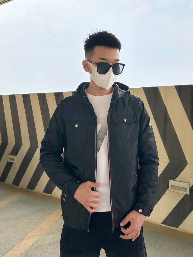 蒙口moncler 2024夏季ss新款男士夹克外套，原单三标齐全高端版本！专柜定制面料 透气舒适度高，细节无可挑剔，品牌元素设计理念，体现高品质。手感细腻柔软