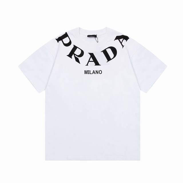 Prada* 2024夏季新款 定制32支280G棉盖棉面料 已洗水处理 不缩水 不变形 不掉色 不掉毛 数码印花字母logo 短袖t恤 颜色: 黑 白 尺码：