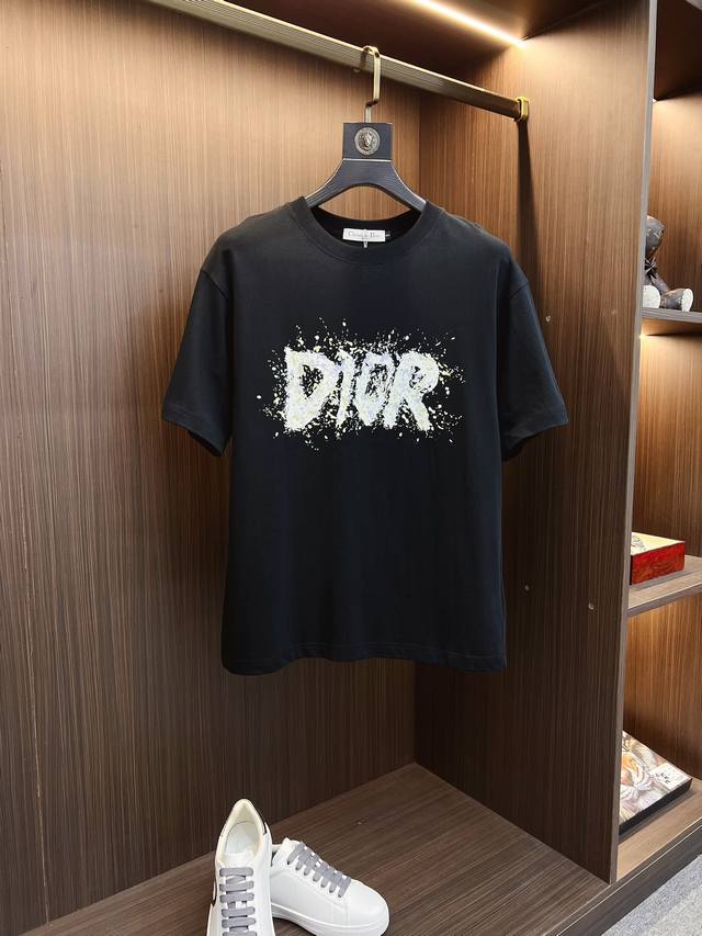 Dior 迪奥 2024夏季新品时尚经典圆领短袖时尚单品设计，更加时尚舒适，高标准定制，上身非常有型，胸前奢华品牌经典logo 图案 客供辅料，客供进口高档面料