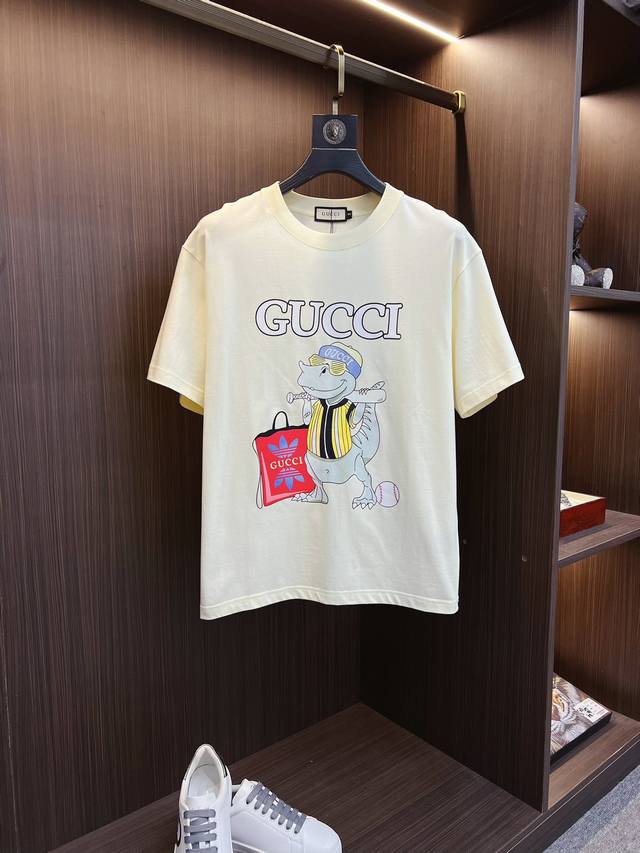 Gucci 古奇 2024夏季新品时尚经典圆领短袖时尚单品设计，更加时尚舒适，高标准定制，上身非常有型，胸前奢华品牌经典logo 图案 客供辅料，客供进口高档面