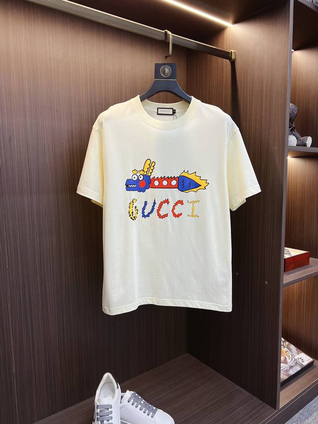 Gucci 古奇 2024夏季新品时尚经典圆领短袖时尚单品设计，更加时尚舒适，高标准定制，上身非常有型，胸前奢华品牌经典logo 图案 客供辅料，客供进口高档面