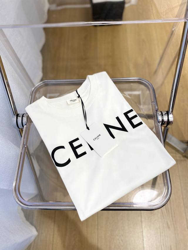 Celine 赛琳、2023新品短袖t恤，帅气时尚，胸前顶级印花字母logo，简约百搭款。面料棉 不仅挺括，保持潮流的廓形，又穿着舒适，纱织更细腻，码数xs-L