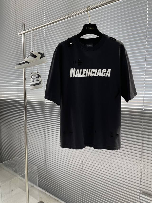 Balenciag 经典字母logo印花成衣水洗做旧破洞割烂短袖t恤.砖柜同步.面料采用巴黎zp定织定染全棉双纱紧密棉.克重320克，布面干净.布纹清晰，柔软舒