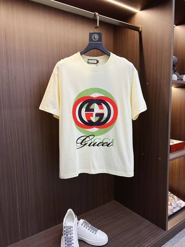 Gucci 古奇2024夏季新品时尚经典圆领短袖时尚单品设计，更加时尚舒适，高标准定制，上身非常有型，胸前奢华品牌经典logo 图案 客供辅料，客供进口高档面料