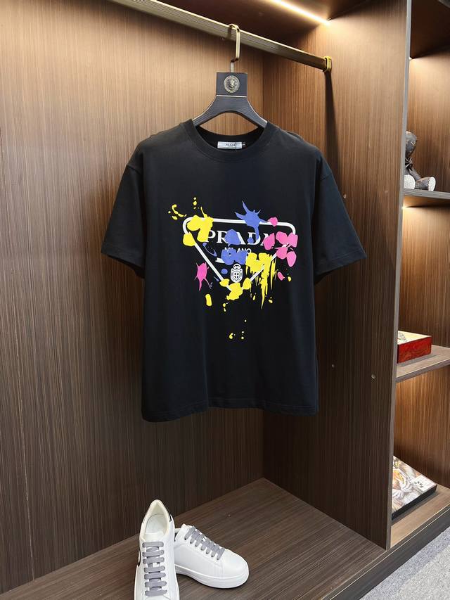 Prada 普拉达2024夏季新品时尚经典圆领短袖时尚单品设计，更加时尚舒适，高标准定制，上身非常有型，胸前奢华品牌经典logo 图案 客供辅料，客供进口高档面