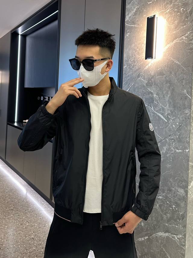 蒙口moncler 2024春季最新品风衣夹克专柜同步有售，原单狠货，三标齐全休闲时尚夹克外套进口原版科技面料，上身舒适透气，定制原版五金辅料，档次极高，上身帅