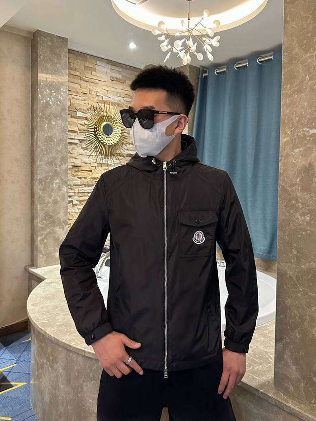 蒙口moncler 2024春季最新品风衣夹克专柜同步有售，原单狠货，三标齐全休闲时尚夹克外套进口原版科技面料，上身舒适透气，定制原版五金辅料，档次极高，上身帅