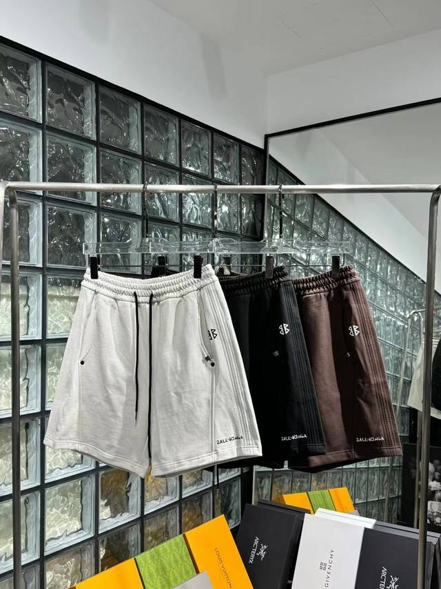 Balenciag*A 巴黎*家 2024春夏款男士休闲短裤。客供高级定制面料，手感柔和，光泽感极佳，是任何一种面料都无法媲美的。裤腿品牌logo图案设计，视觉