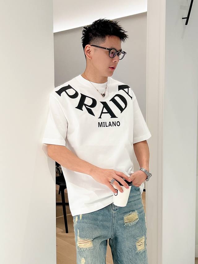 Prada** 2024春夏新款系列短袖 绝对的顶级爆款，虽说每年普拉达都会推出一款类似的款式设计，可是依旧深受大家的喜爱，胸前字母logo设计，更显得不凡跟高