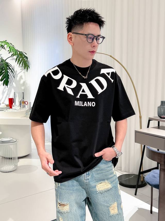 Prada** 2024春夏新款系列短袖 绝对的顶级爆款，虽说每年普拉达都会推出一款类似的款式设计，可是依旧深受大家的喜爱，胸前字母logo设计，更显得不凡跟高