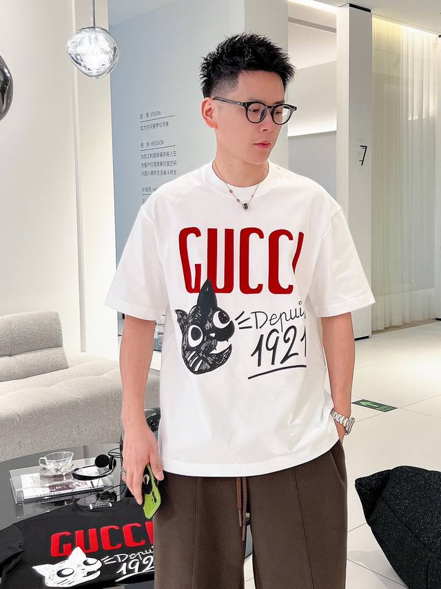 Gucci 2024Ss专柜同款圆领短袖t恤 定制面料 面料采用原厂弹力绒面亲肤面料， 高弹力好伸缩，胸前与后背采用品牌logo标志图案 高端人士必备单品，原厂 - 点击图像关闭