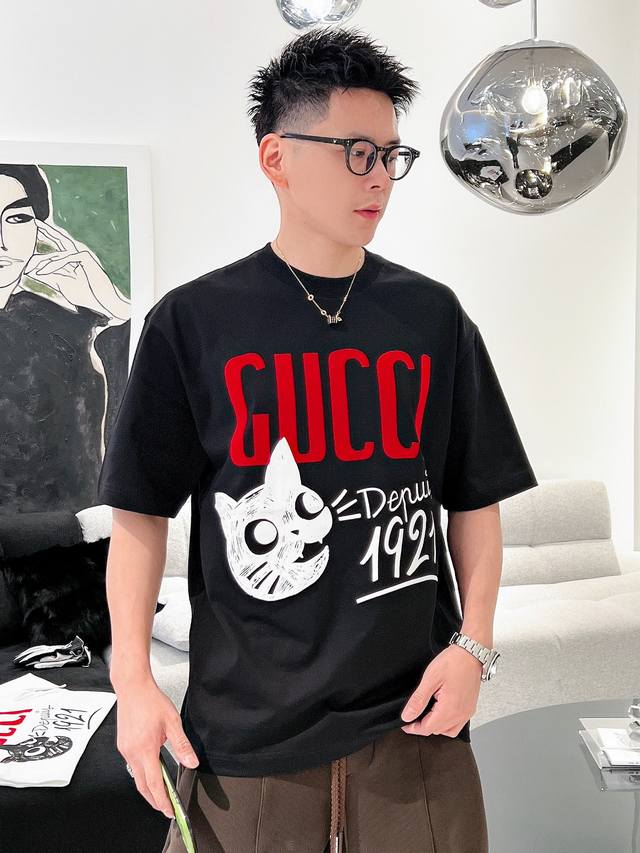 Gucci 2024Ss专柜同款圆领短袖t恤 定制面料 面料采用原厂弹力绒面亲肤面料， 高弹力好伸缩，胸前与后背采用品牌logo标志图案 高端人士必备单品，原厂