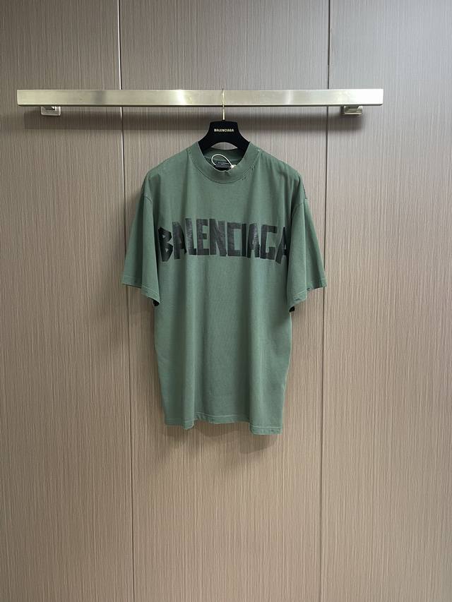 Balenciaga 胶带字母圆领短袖t恤，中性宽松版型设计、复古平纹布、圆领中号版型、正面和背面 Tape Type 徽标、磨损洗旧效果，复古纯棉质面料，采用