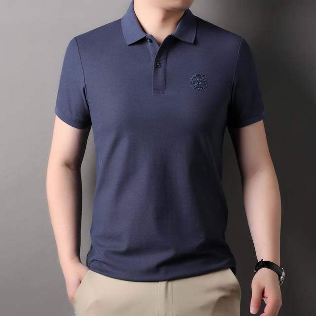 杜嘉班纳 夏季新品丝光棉短袖polo 码数：M～4Xl，最大可穿210斤 介绍：夏季新款专柜同步新款短袖polo衫，简单大方，手感和做工堪称完美，高支高密透气丝