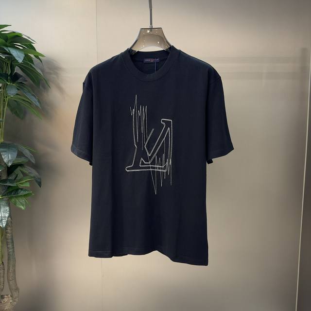 Lv 线条刺绣t恤 颜色：黑色 白色 尺码：M~2Xl