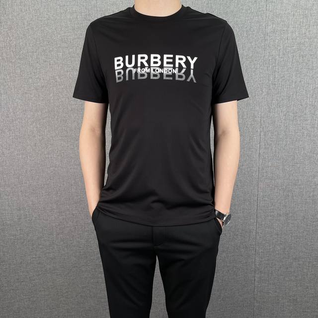 Burber*Y巴*莉2024春夏新款男士短袖t恤。高端潮物，顶级元素融合打造，精致风情十足，各大明星网红人手一件的出街单品。高级定制高支精棉面料，手感细腻柔软