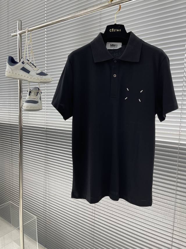 Mm6 Margiela 经典四线刺绣polo 极简主义风格 后幅品牌刺绣 经典搭配 不挑年龄。 男女同款 码数：S-Xxl