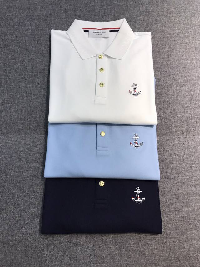 新品 Tb男士时装款珠地棉翻领polo衫，贸易公司渠道货，24年春夏秀场系列，买手店里的人气top单品，时尚博主高频穿搭演绎！ 通体的设计造型仍然以tb美学设计